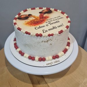 Tort „La mulți ani!” cu ulcior tradițional moldovenesc vărsând vin roșu, print colorat, margine roșie cu boabe, cremă albă, 3 kg de la Emys Cakes