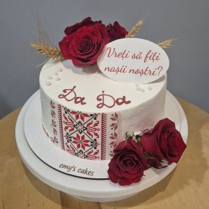 Tort cu trandafiri roșii și motive tradiționale moldovenești 2 kg de la Emys Cakes, mesaj „Vrei să fii nașul nostru?” – decor cu grâu și flori proaspete