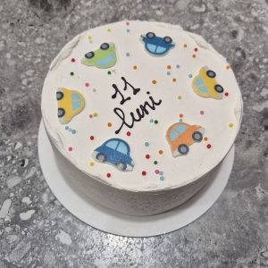 Tort bento cu mașinuțe colorate galbene, albastre și portocalii pentru 11 luni, sprinkles multicolore de la Emys Cakes – ideal pentru aniversare copii
