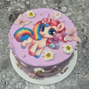 Tort bento mov cu unicorn colorat, fluturi roz și margarete albe de la Emys Cakes, ideal pentru aniversare fetițe