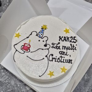 Tort bento cu urs alb vesel cu pălărie albastră și lumânare, stele galbene, mesaj „LA25 MULTI ANI CRISTIAN” de la Emys Cakes