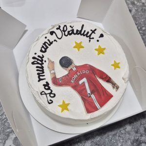 Tort bento cu Cristiano Ronaldo în tricou roșu Manchester United nr. 7, stele galbene și mesaj „La multi ani Vladut!” de la Emys Cakes – pentru fani fotbal