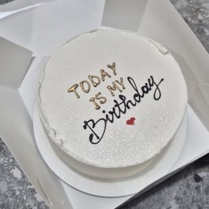 Tort bento lucios alb cu inscripție aurie „Today my Birthday ❤️” de la Emys Cakes, ambalat în cutie albă – celebrare zi de naștere