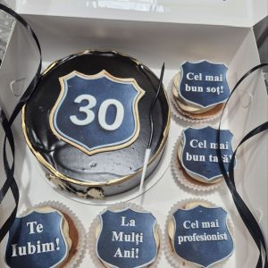 Set bento tort negru 30 ani polițist + 5 briose cu mesaje „Te iubim!”, „Cel mai bun tati”, Emys Cakes, 650 lei.