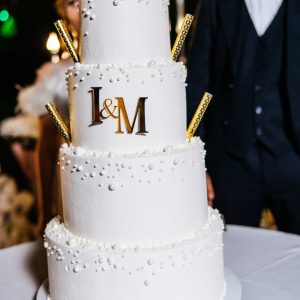 Tort nuntă elegant cu trei etaje alb L&M, decorat cu perle și artificii aurii, 25 kg, Emys Cakes