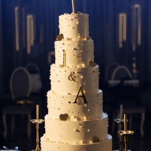 Tort nuntă cu șase etaje albe J&A aurii, decorate cu perle, sclipici și lumânări, 30 kg, Emys Cakes.