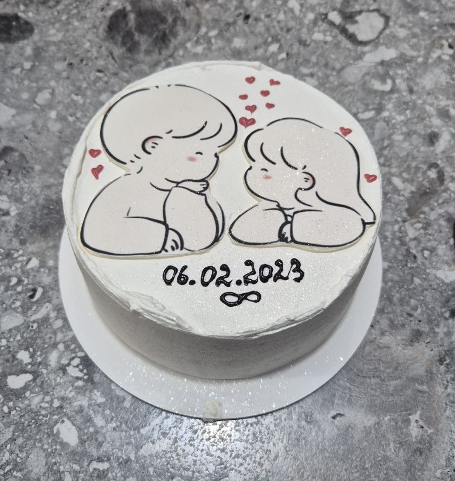 Bento tort anime cuplu îndrăgostit sărut cu inimioare roșii și data 06.02.2023, cremă albă, Emys Cakes.