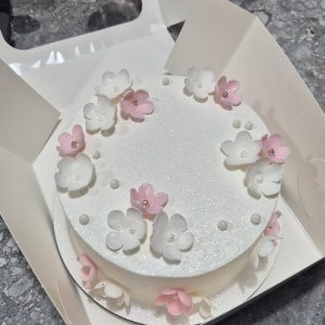 Bento tort elegant cremă albă luciosă cu flori mici albe și roz pudră, ambalat în cutie albă, Emys Cakes.