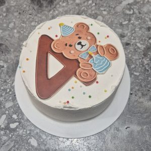 Bento tort alb cu urs teddy maro cu pălărie albastră, cifra 4 și tort albastru, sprinkles colorate, Emys Cakes