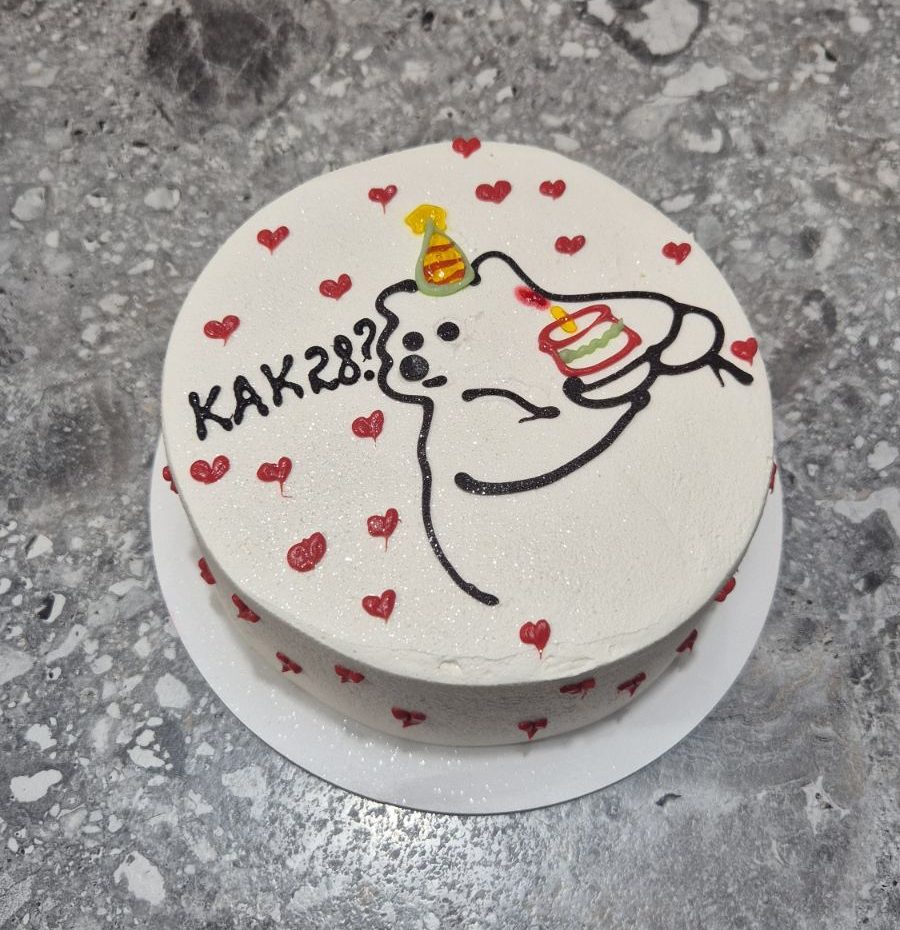 Bento tort alb cu fantomă haioasă „КАК 28?!" inimioare roșii și tort colorat, Emys Cakes