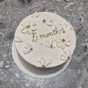 Bento tort alb sidefat „5 months" auriu cu flori albe delicate și detalii aurii, Emys Cakes