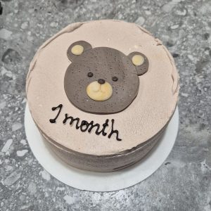 Bento tort roz pudră „1 month" cu urs teddy maro din ciocolată, cremă roz, Emys Cakes