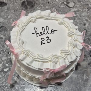 Bento tort alb „hello 23" cu fundițe roz, frișcă în straturi, bordură elegantă, Emys Cakes