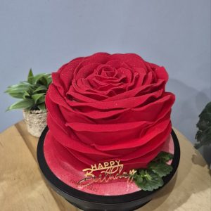 Tort pentru adulți cu trandafir roșu mare din cremă, decor „Happy Birthday”, acoperit în ciocolată și efect de pudră, Emys Cakes