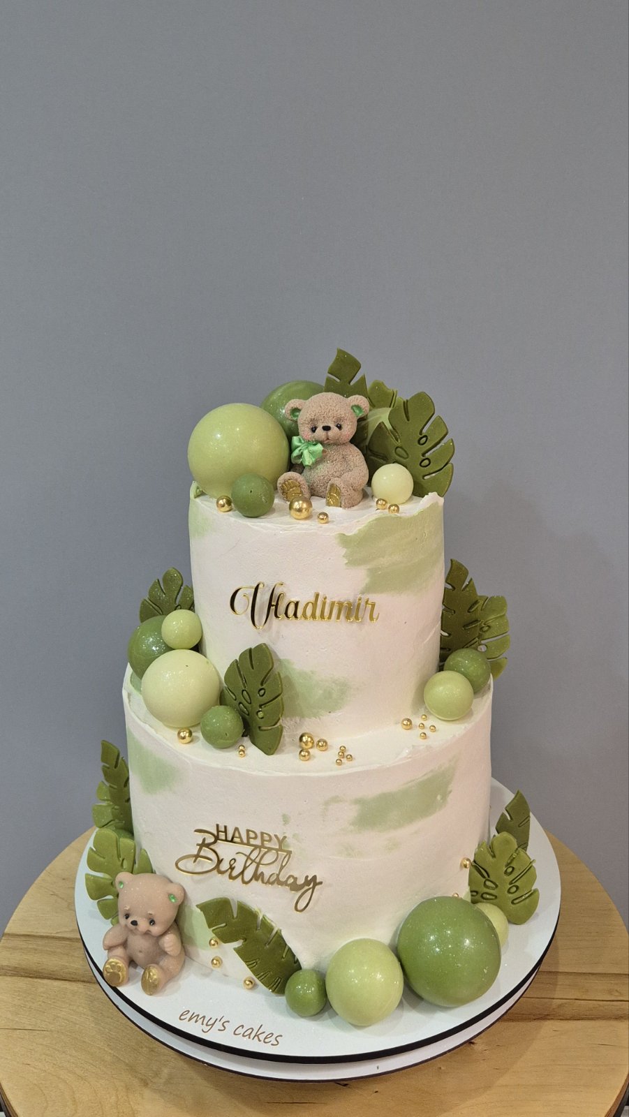 Tort pentru cumătrii alb cu două etaje, ursuleți bej, frunze verzi și bile verzi-aurii, Emys Cakes