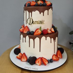 Tort pentru zi de naștere cu două etaje, cremă albă și glazură de ciocolată, decorat cu fructe proaspete, Emys Cakes