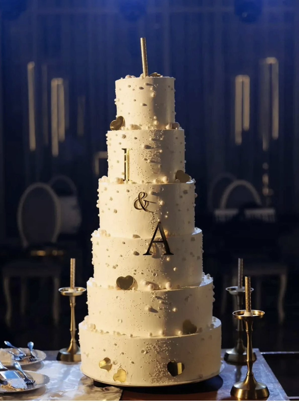 Tort de nuntă alb elegant pe 5 etaje, cu inițiale A&I și accente aurii, acoperit în cremă, Emys Cakes