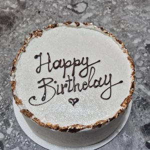 Bento tort alb cu mesaj „Happy Birthday”, margine aurie din ciocolată și design minimalist, Emys Cakes