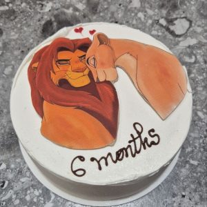 Bento tort alb cu Simba și Nala îmbrățișați, inimioare roșii și inscripție „6 months”, Emys Cakes