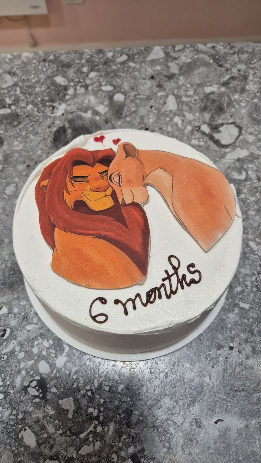 Bento tort alb cu Simba și Nala îmbrățișați, inimioare roșii și inscripție „6 months”, Emys Cakes