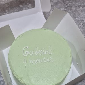 Bento tort verde pastel cu text „Gabriel 4 months” în alb, livrat în cutie elegantă, Emys Cakes