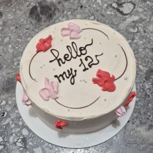 Bento tort alb cu mesaj „hello my 12” și fluturași roz-roșii, decor simplu și delicat, Emys Cakes