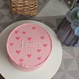 Bento tort roz cu inscripția „1 month” și inimioare mici, decor minimalist pentru bebeluș, Emys Cakes