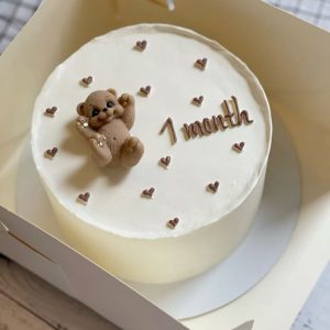 Bento tort alb cu ursuleț bej și inscripția „1 month”, ambalat într-o cutie elegantă, Emys Cakes