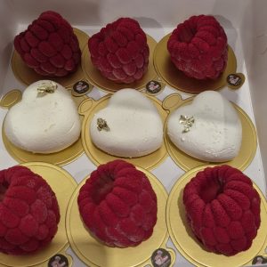 Set de prăjituri mici cu zmeură mousse de ciocolată cu lapte și inimioare mousse de ciocolată albă, așezate în cutie, preț 500 lei