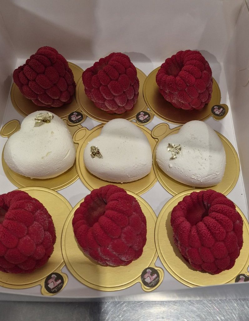 Set de prăjituri mici cu zmeură mousse de ciocolată cu lapte și inimioare mousse de ciocolată albă, așezate în cutie, preț 500 lei