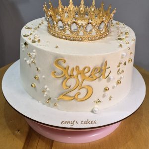 Tort de prințesă alb, acoperit în crem chesse, decorat cu coroană aurie și detalii perlate, Emys Cakes