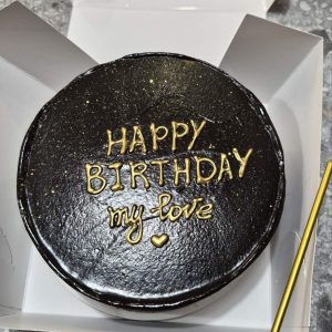 Bento tort negru lucios cu mesaj „HAPPY BIRTHDAY my love” și inimioară aurie, în cutie albă, Emys Cakes