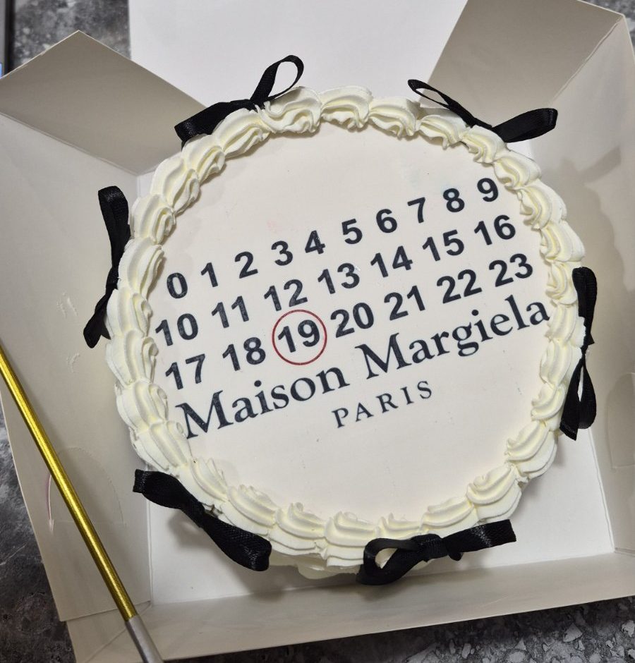 Bento tort alb cu inscripția „Maison Margiela Paris”, decorat cu margine din cremă și fundițe negre, Emys Cakes