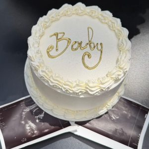 Bento tort alb cu mesaj „Baby” scris cu auriu, decorat cu cremă albă și poze ecograf, Emys Cakes