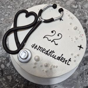 Bento tort alb cu mesaj „#medstudent”, decorat cu stetoscop și perle albe, Emys Cakes