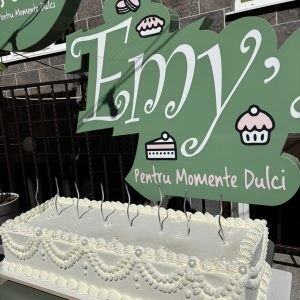 Tort de nuntă dreptunghiular alb, acoperit în crem chesse, decorat cu perle și margini elegante, Emys Cakes