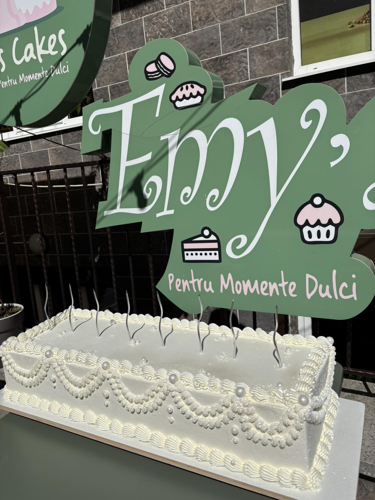 Tort de nuntă dreptunghiular alb, acoperit în crem chesse, decorat cu perle și margini elegante, Emys Cakes