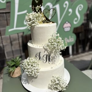 Tort de nuntă alb pe trei etaje, acoperit în crem chesse, decorat cu gipsofilă și inițiale metalice, Emys Cakes