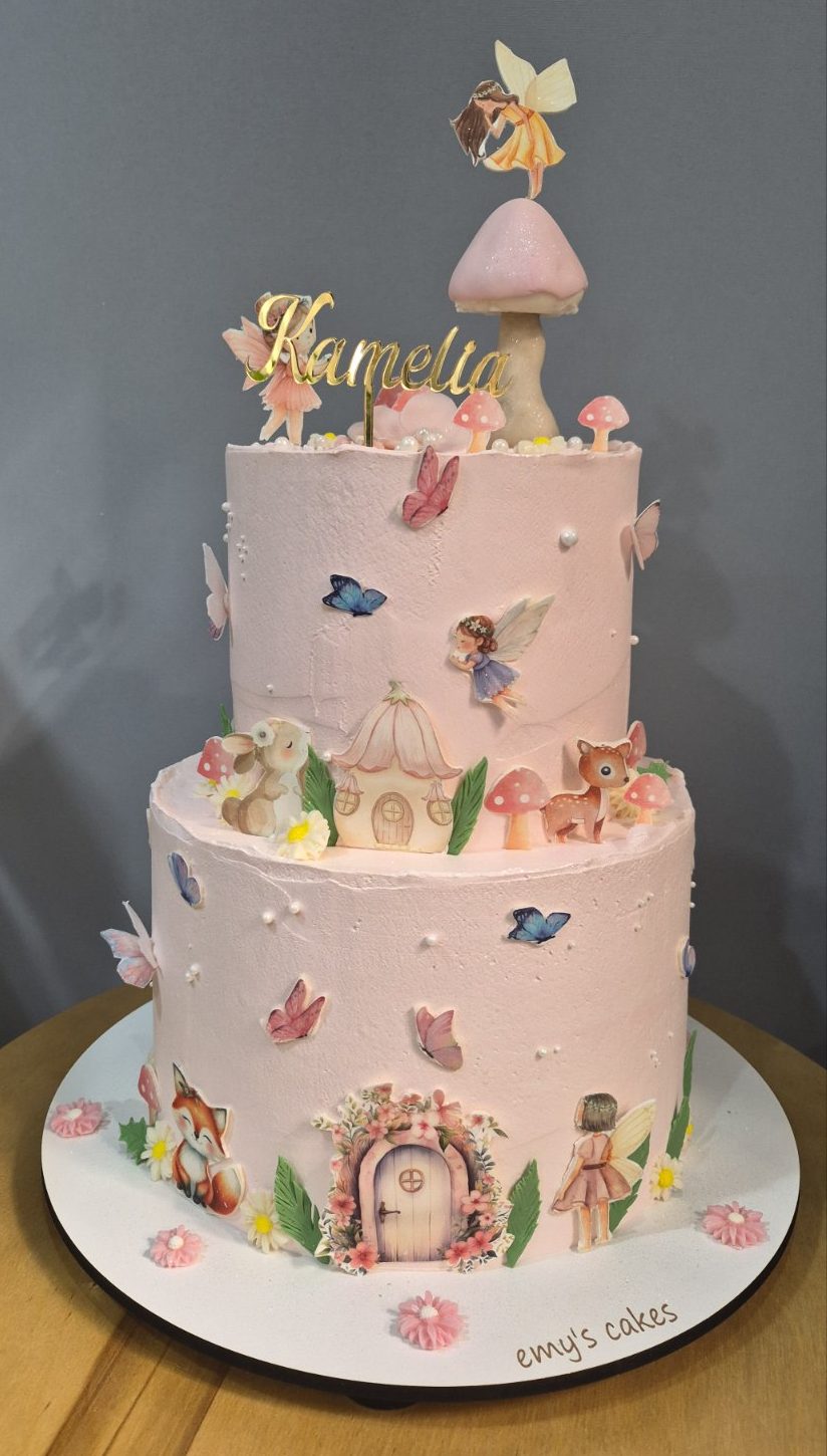 Tort botez roz pe două etaje, acoperit în crem chesse, decorat cu tematică de fetiță, fluturi și ciupercuțe, Emys Cakes